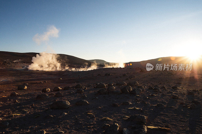 风景秀丽的日出Sol de Mañana地热地区在Altiplano，玻利维亚